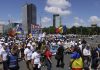 Sute de persoane au protestat față de marșul Bucharest Pride în Capitală. „Noi suntem popor creștin” | FOTO