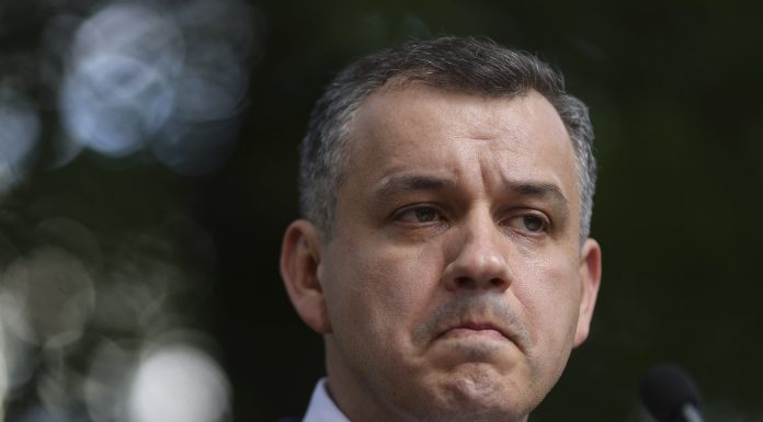 Premierul desemnat, Eugen Tomac, mesaj pe Facebook: ”Circulă un zvon. Este FALS. Fac, așadar, apel la vigilență”