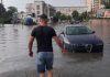 ”Mica Veneție”. Pe o stradă din Craiova, mai mulţi şoferi au rămas captivi în mijlocul unui lac, format după ploile abundente