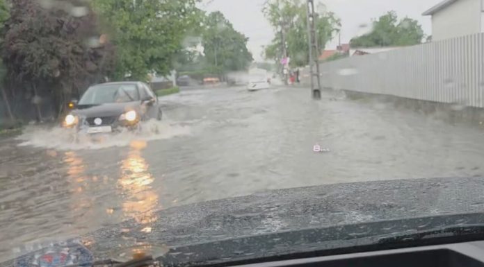 Bilanțul potopului de sâmbătă. Curți și locuințe inundate, drumuri blocate de aluviuni. Prahova, 80 de gospodării, izolate