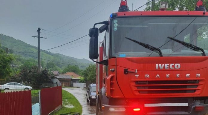 Efectele ploilor abundente și ale vijeliilor: gospodării inundate, drumuri blocate de arbori părăbușiți