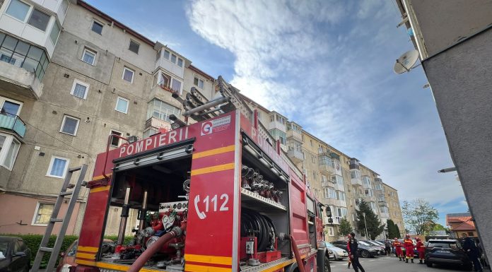 Explozie urmată de incendiu într-un bloc din Timișoara. Zeci de locatari au fost evacuați de urgență
