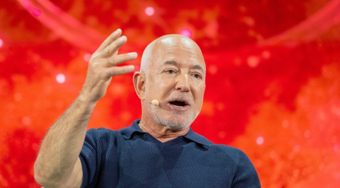 Jeff Bezos preconizează că AI va duce la crearea mai multor locuri de muncă decât la dispariția lor
