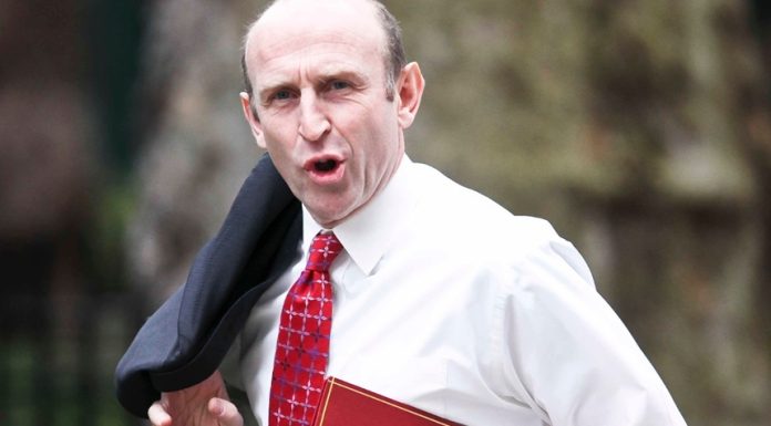 Ministrul britanic al Apărării John Healey demisionează