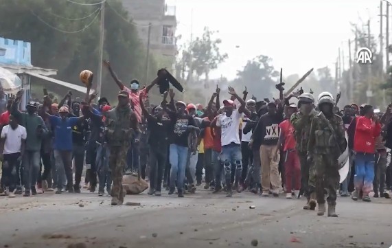 Un protestatar a fost împuşcat mortal în timpul unei manifestaţii împotriva unui centru american de tratare a Ebola din Kenya