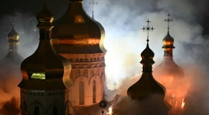 Restaurarea Catedralei Adormirii şi Mănăstirii ortodoxe Lavra Peşterilor din Kiev, avariate de ruşi, ar putea dura aproximativ doi ani, estimează directorul ansamblului arhitectural clasat în Patrimoniul UNESCO, Maksîm Ostapenko. Pagubele, estimate iniţia