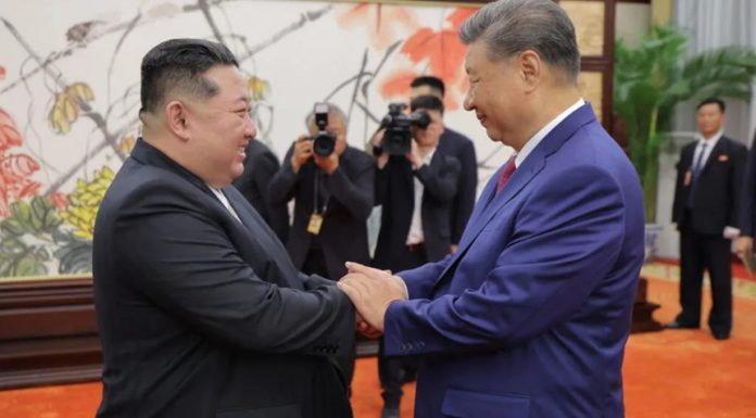 Xi Jinping anunţă că vrea, la Phenian, unde efectuează o vizită de două zile, o relaţie pe ”noi culmi” cu Coreea de Nord