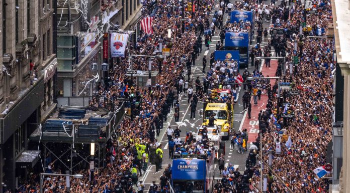 Focuri de armă auzite în Times Square, cu ocazia paradei echipei Knicks după câştigarea titlului NBA. Nu au fost persoane rănite – VIDEO