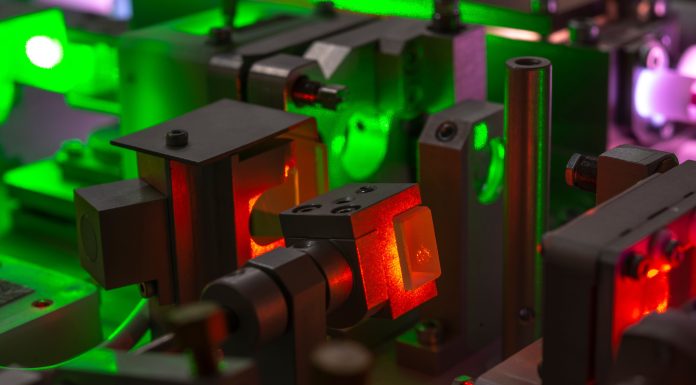 Chinezii au fabricat cel mai mare cristal pentru arme laser de mare putere. Americanii au rămas cu tehnologia din 1997
