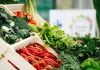 Decizie luată de Carrefour în România: oprește importurile de legume și fructe de sezon și mizează pe produsele locale