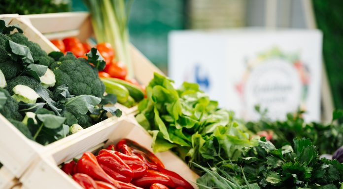 Decizie luată de Carrefour în România: oprește importurile de legume și fructe de sezon și mizează pe produsele locale