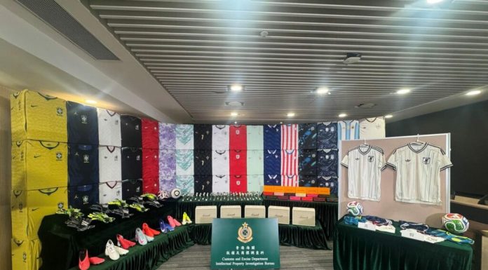 Tricouri contrafăcute cu echipele Cupei Mondiale, confiscate la Hong Kong