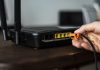 Trucul viral cu moneda de pe router nu funcționează. Ce riscuri ascunde
