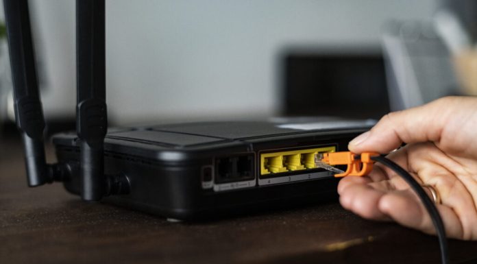 Trucul viral cu moneda de pe router nu funcționează. Ce riscuri ascunde
