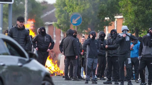 „Miliții” anti-imigranți, cu mascați, intră în case peste azilanți, în Belfast. Violențe de proporții după un atac sângeros