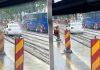 Un bucureștean grăbit a rămas cu Loganul „înfipt” în betonul proaspăt turnat, chiar pe linia de tramvai. Imagini virale