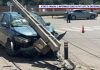 O șoferiță din Craiova s-a izbit cu mașina de un stâlp. Impactul a fost atât de puternic, încât acesta a căzut peste vehicul