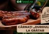 Cârnați „durdulii” la grătar cu cartofi copți, o rețetă simplă pentru mesele în familie