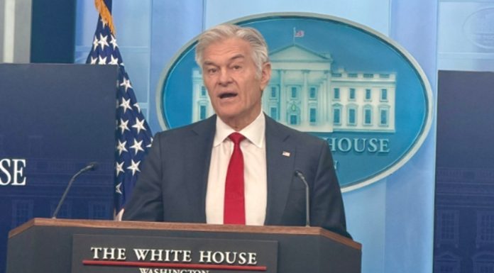 Trump are o sănătate ”spectaculoasă”, dă asigurări doctorul Oz, unul dintre aliaţii săi apropiaţi. Se duce atât de des la medic, pentru că ”iubeşte rezultatele” obţinute la vizite şi pentru ”a se asigura că totul merge în direcţia bună”