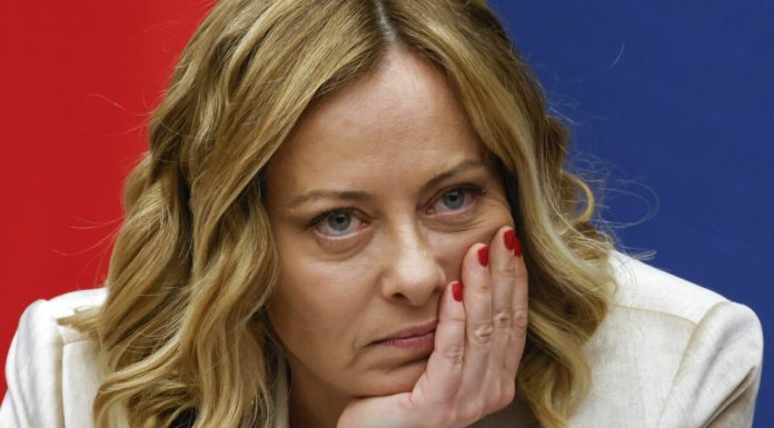 Meloni îndeamnă statele NATO să regândească cheltuielile pentru apărare: “Am văzut tancuri de milioane de euro distruse de drone de 20.000 euro”