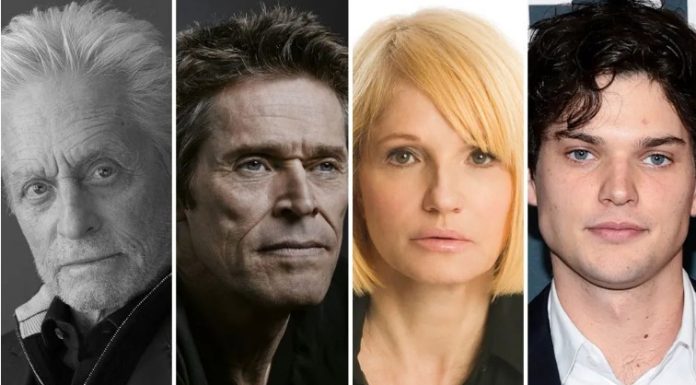 Michael Douglas revine pe ecrane într-un film al lui Oliver Stone
