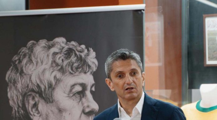 “Mircea Lucescu, legenda care nu apune!” Dinamo a oferit familiei Lucescu o carte de condoleanţe la care a contribuit comunitatea dinamovistă