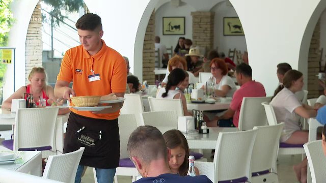 Tinerii din România încep să se angajeze de la 16 ani tot mai des. Ce îi motivează să înceapă munca