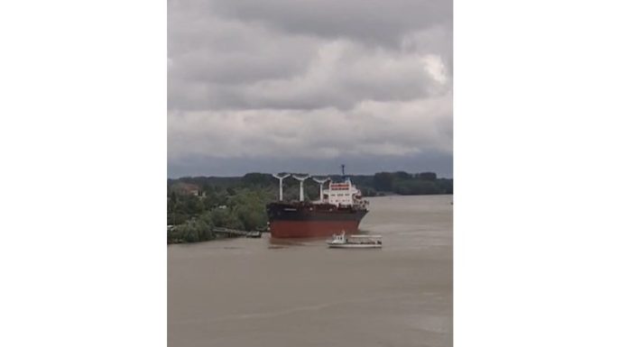 O navă cargo sub pavilion Panama a pierdut direcţia şi a avariat un ponton de pasageri în zona municipiului Tulcea – FOTO, VIDEO