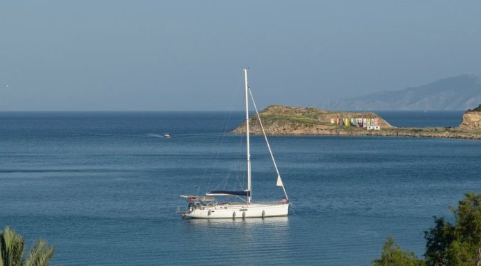 Un vas de pescuit a fost atacat și s-a scufundat în Marea Neagră. Garda de Coastă turcă anunță că un marinar a murit
