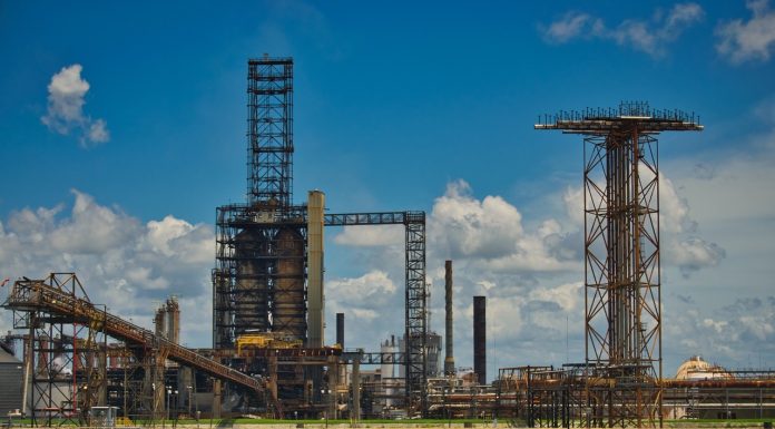 Războaiele din Ucraina și Iran au redus cu 9% capacitate de rafinare la nivel global. Presiune pe prețurile carburanților