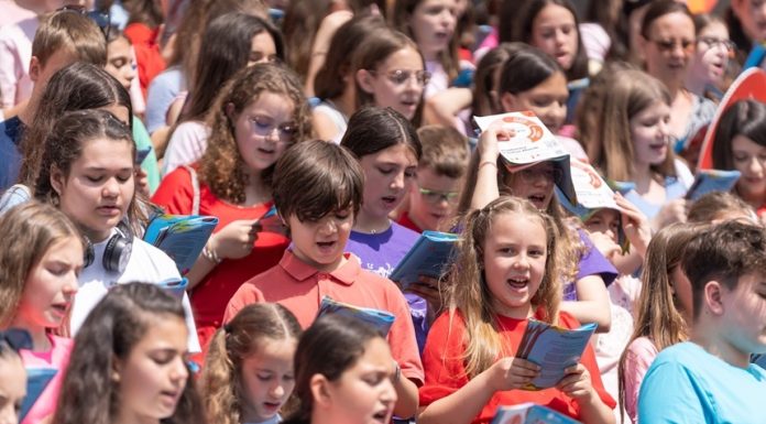 Ziua Copilului – Mai mult de 17.000 de copii cântă la Ora Copiilor by Cantus Mundi în România şi Republica Moldova