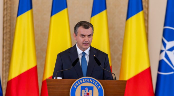 Eugen Tomac luat la întrebări de protestatarul Marian Ceaușescu. Ce a spus premierul desemnat despre măsurile luate de Guvernul Bolojan