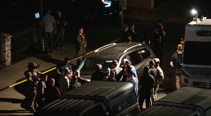 Un veteran al armatei americane a fost ucis de poliţie după ce a ţinut ostatice 10 persoane timp de 15 ore, ameninţând că aruncă în aer o clădire