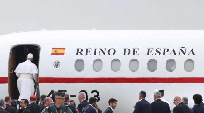 Papa Leon al XIV-lea a decolat din Insulele Canare cu întârziere din cauza unei defecţiuni la avionul său. Un nou aparat i-a fost pus la dispoziţie de regele Spaniei