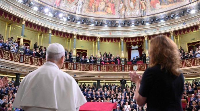 Într-un discurs istoric rostit în Parlamentul Spaniei, ovaţionat timp de 7 minute în picioare, Papa Leon a avertizat că lumea se află într-o criză „profundă”