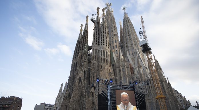 În prezenţa regelui Spaniei, Papa Leon al XIV-lea a binecuvântat ultimul şi cel mai înalt turn al catedralei „Sagrada Familia” din Barcelona în ziua când s-au împlinit 100 de ani de la moartea lui Antonio Gaudi, arhitectul capodoperei UNESCO