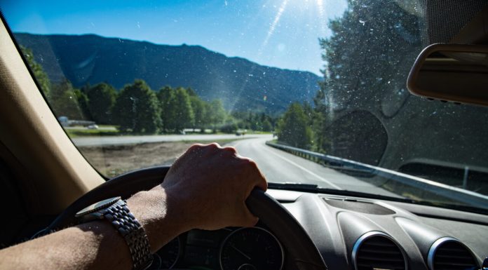 Mergi cu mașina prin Europa? În unele țări va trebui să obții un autocolant ecologic pentru vehiculul tău. Ce reprezintă