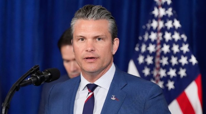 În discursul rostit la 83 de ani de la Debarcarea în Normandia, secretarul american al Apărării Pete Hegseth atacă Europa pentru „invazia” migranţilor pe plajele sale