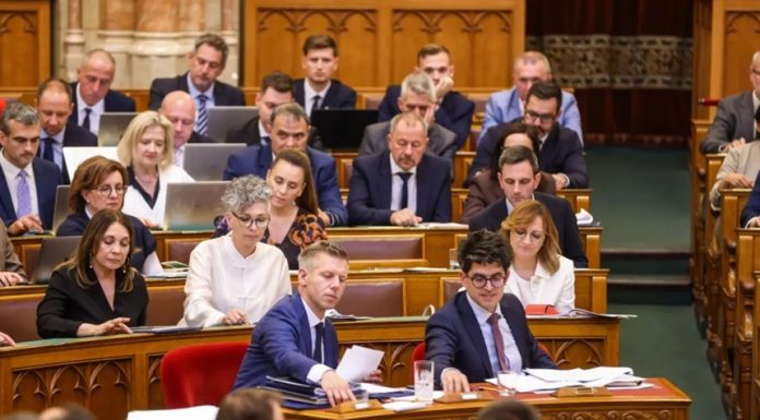 Parlamentul ungar înscrie în Constituţie limitarea mandatelor premierului la opt ani şi împiedică astfel revenirea la şefia Guvernului a lui Viktor Orban