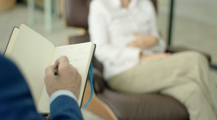 Adolescenții de peste 16 ani ar putea merge la psiholog fără acordul părinților