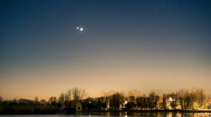 Venus și Jupiter, spectacol rar pe cer în această noapte. Cum să vezi „sărutul cosmic” din România