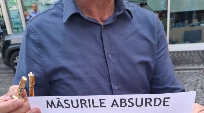 FOTO Revoltă în Ministerul Proiectelor Europene. Protest cu covrigi și pancarte al angajaților