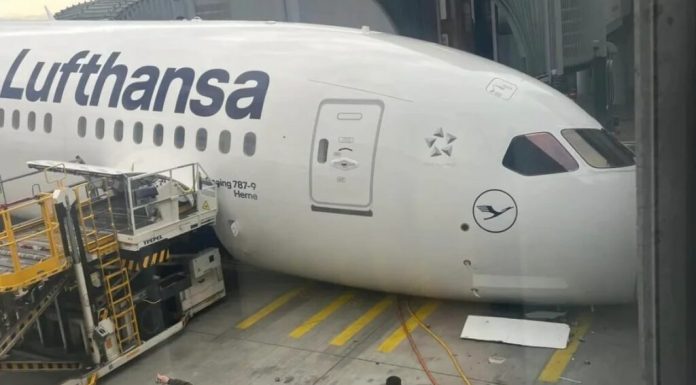 Un Boeing 787 s-a prăbușit în timp ce stătea pe loc. Situație bizară pe aeroportul din Frankfurt