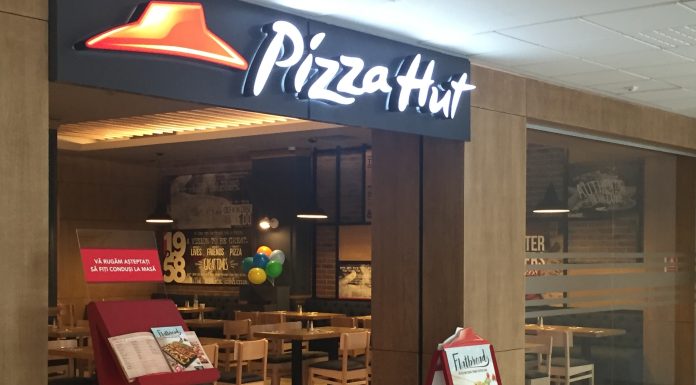 Pizza Hut, la vânzare cu probleme financiare. Negocieri exclusive cu LongRange Capital.