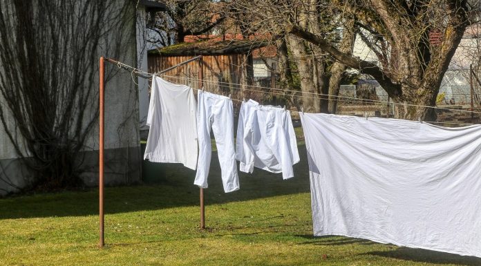Românii își spală mai des rufele în regim eco