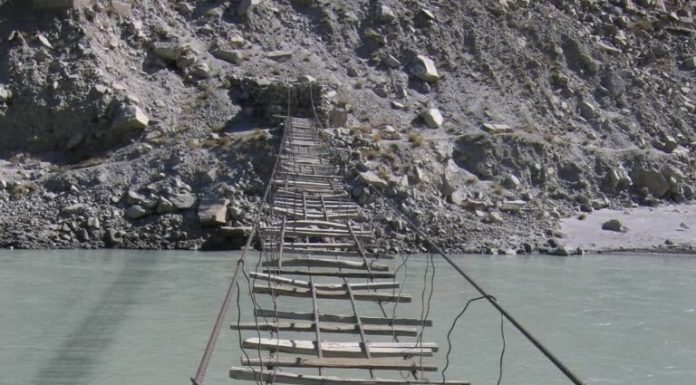 Cel mai periculos pod din lume a devenit o atracție turistică. Trecătorii poartă veste de salvare