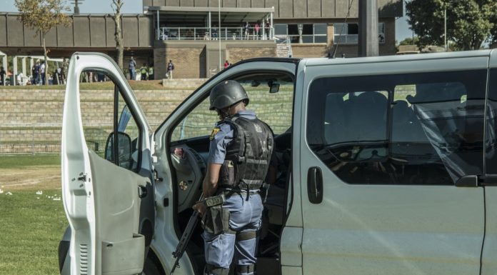 Cel puţin 12 morţi şi 9 răniţi într-un atac armat în Africa de Sud. Zece suspecţi, urmăriţi