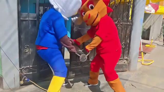 Polițiștii au îmbrăcat costume speciale ca să prindă un traficant de droguri, în Peru. Cine sunt Maple, Zayu și Clutch
