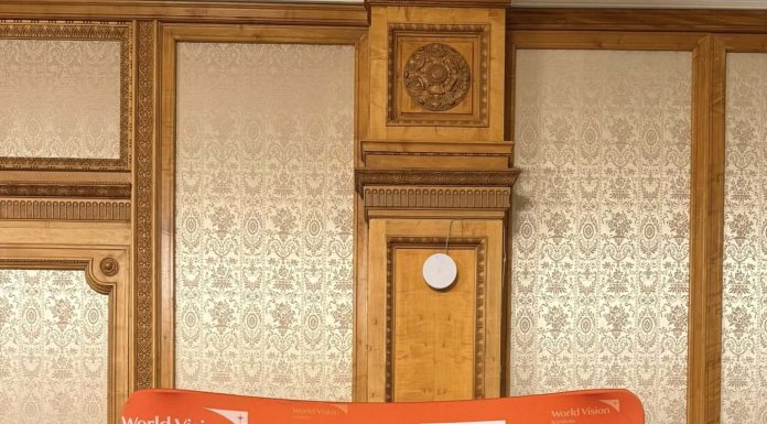 Sondaj World Vision România – Aproape un sfert dintre copiii şi adolescenţii consultaţi spun că adulţii îi ascultă rar sau aproape niciodată. Anxietatea şi presiunea şcolii, principalele probleme ale generaţiei lor