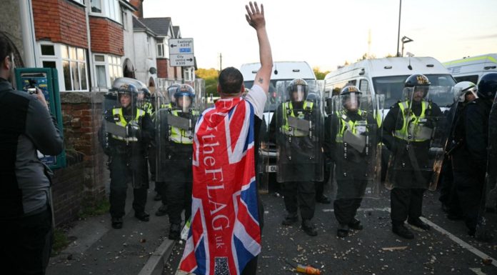 Proteste violente în Southampton după moartea unui tânăr de 18 ani. Incidentul care a provocat revoltele de stradă